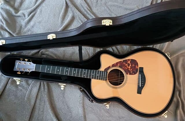 Guitare électro-acoustique YAMAHA