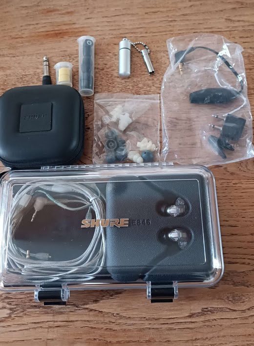 Ears monitor Shure